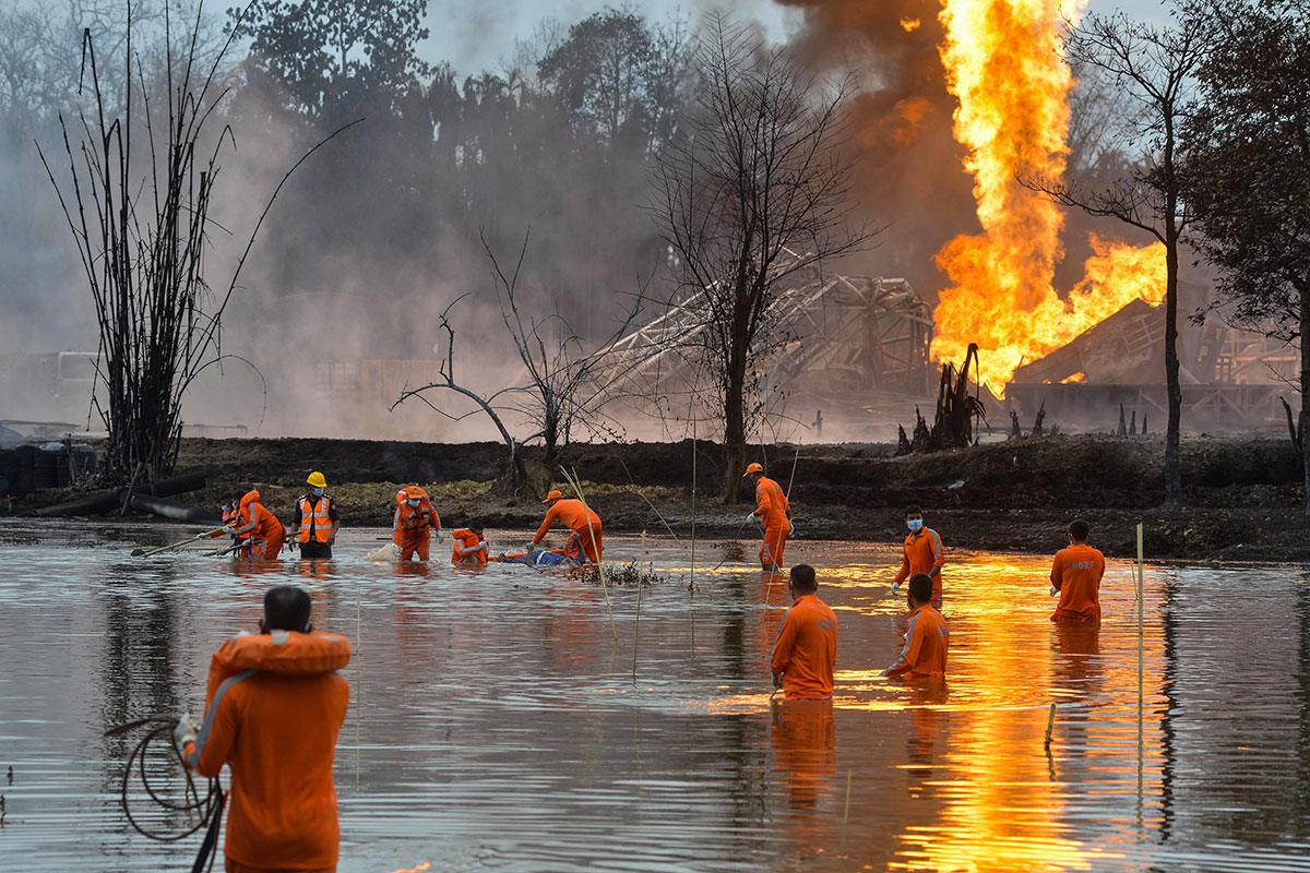 Inde – Un puits de pétrole en feu provoque l'évacuation de 7000