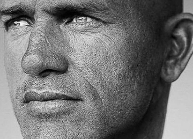 Kelly Slater appose sa marque à Teahupo’o