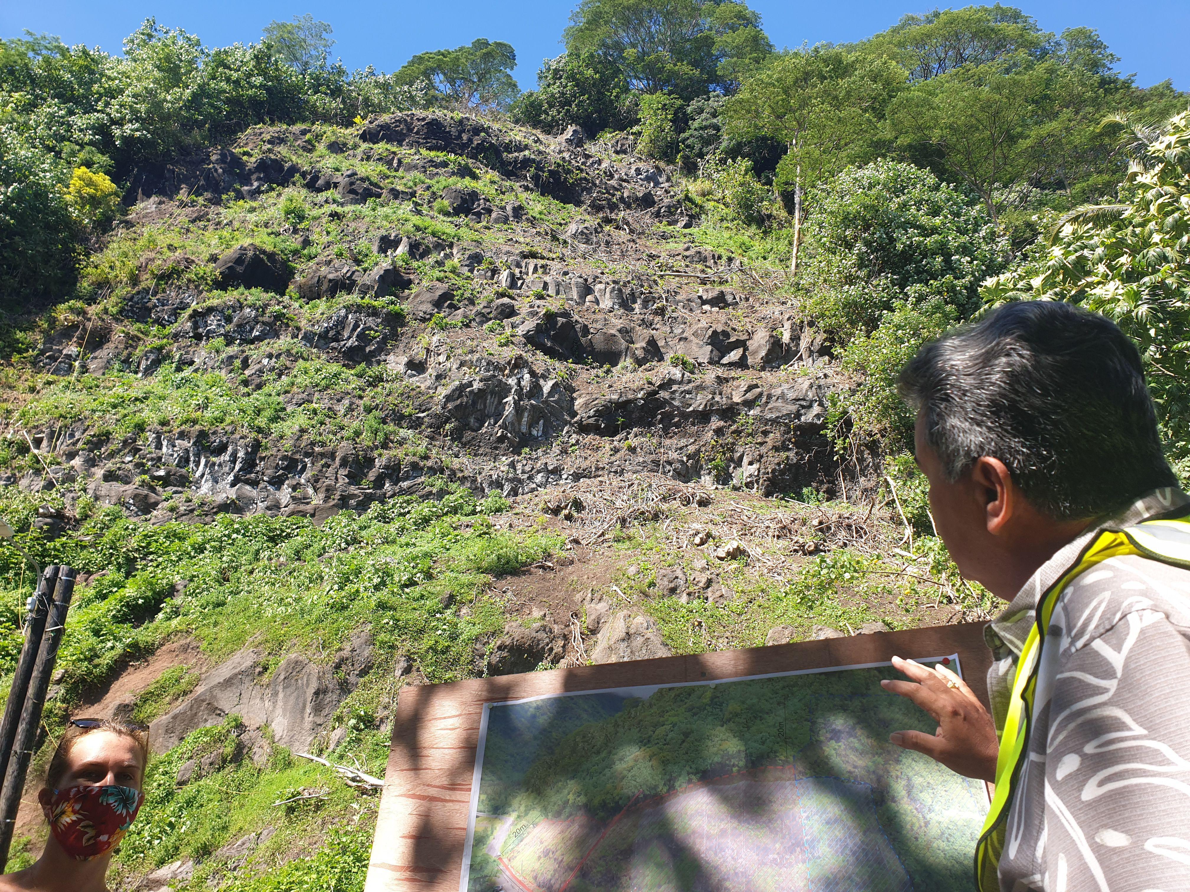 Une falaise à dynamiter et une route coupée à Tautira