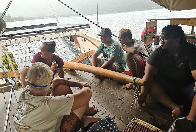 De riches échanges ont eu lieu à bord de la pirogue, entre l'équipage expérimenté en navigation et les jeunes en CAE qui travaillent sur la construction de deux va'a traditionnels.