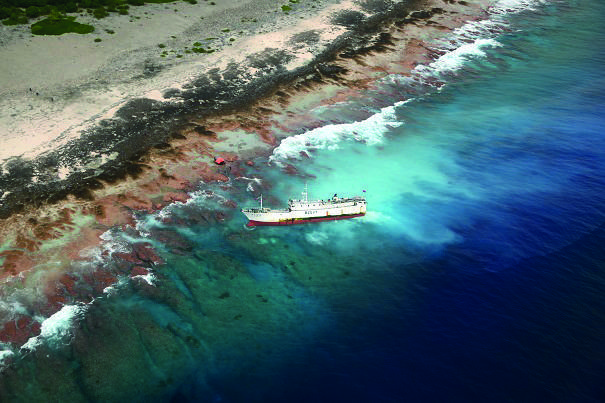 Le palangrier échoué à Anuanuranga poursuivi pour pollution