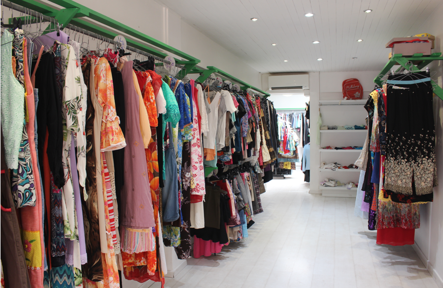 Un magasin de vêtements où échanger au lieu d’acheter
