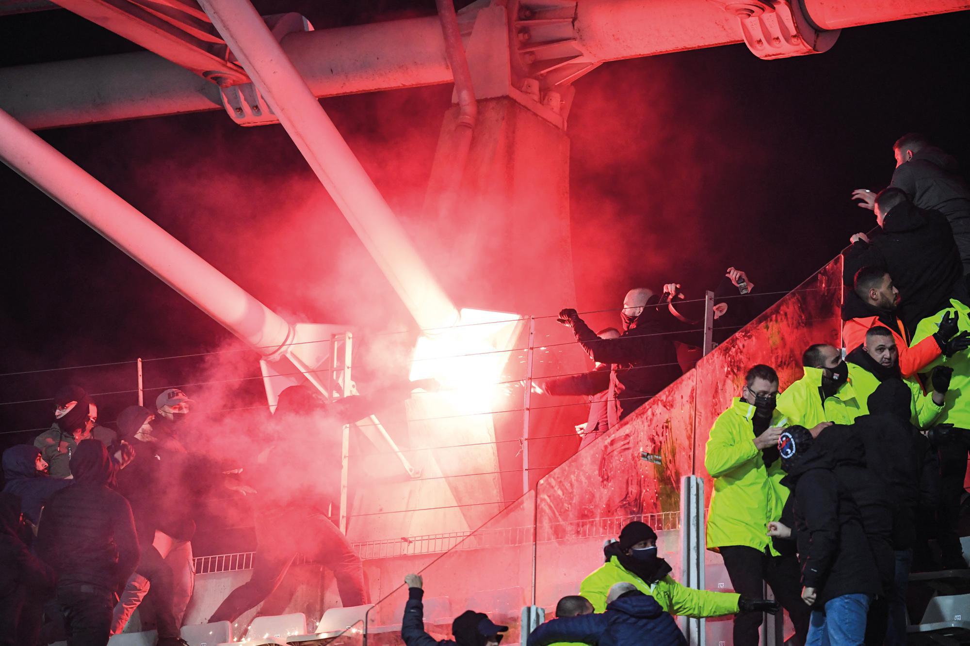 Incidents Paris FC-Lyon : la FFF frappe fort, les deux clubs éliminés