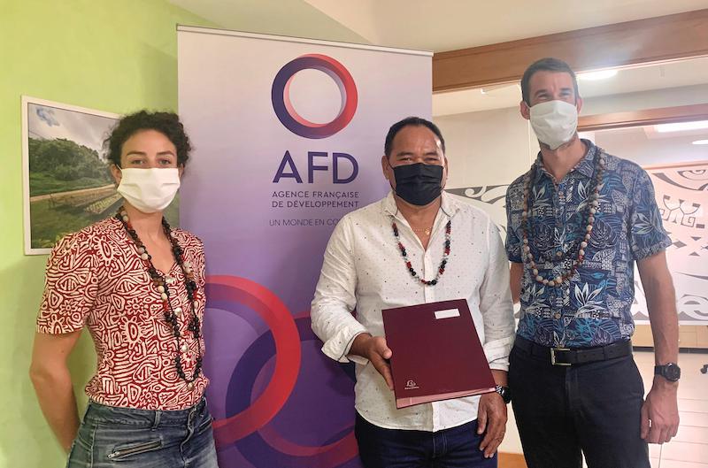 Signature jeudi de la convention en présence du président de la Codim Benoit Kautai, du directeur adjoint de l'agence de Papeete, Kévin Cariou et la représentante de l'Ademe en Polynésie, Juliette Chenel.