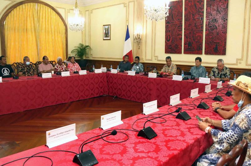 Les tāvana des Tuamotu-Gambier discutent écologie à la présidence