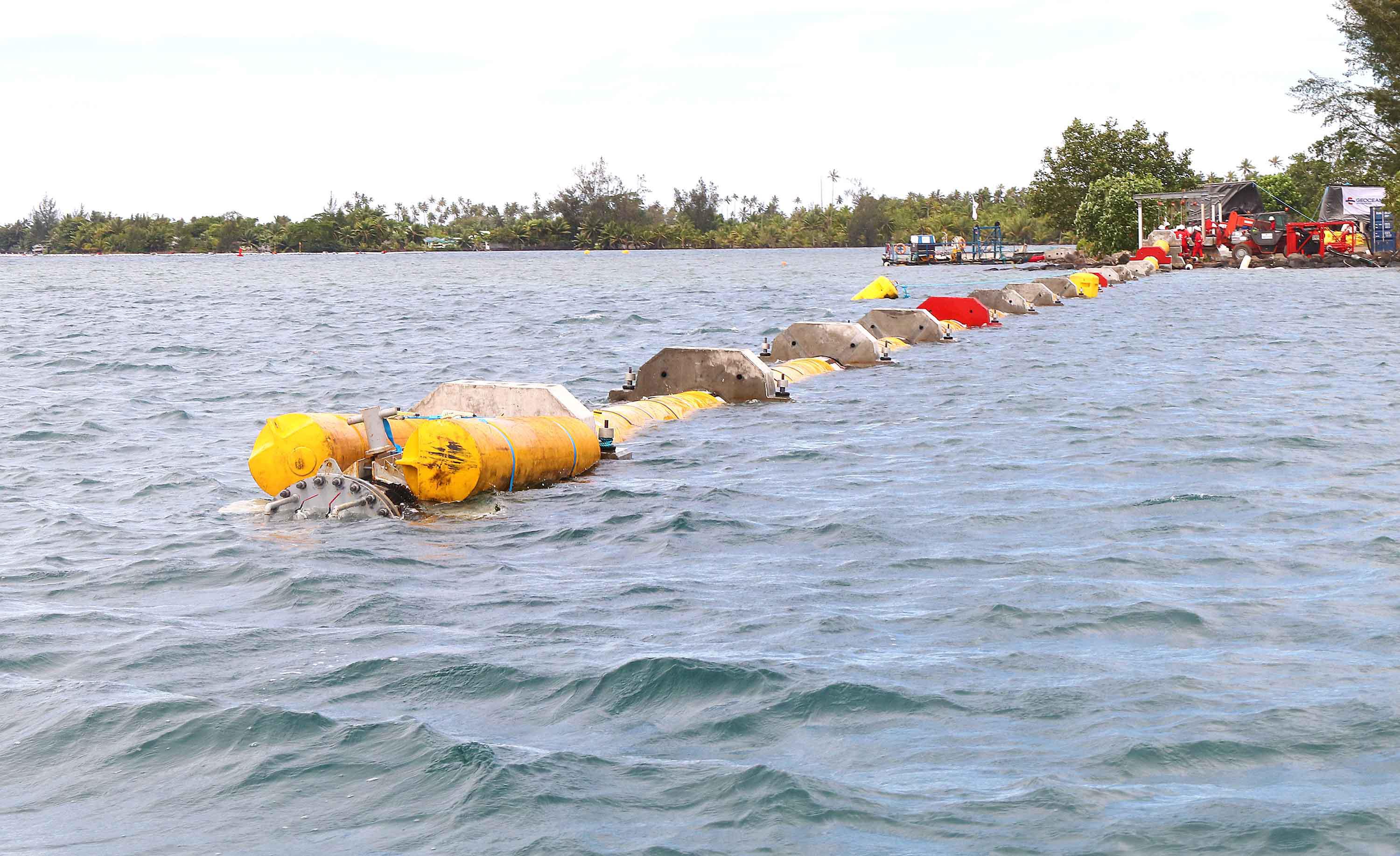 Une conduite de 2 km remorquée de Phaëton à Bora Bora