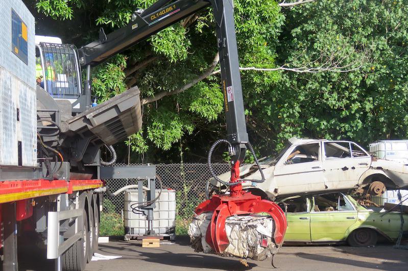 Au moins 800 carcasses de véhicules ont été recensées à Moorea. Elles vont être dépoluées, compressées et envoyées en Nouvelle-Zélande pour traitement.
