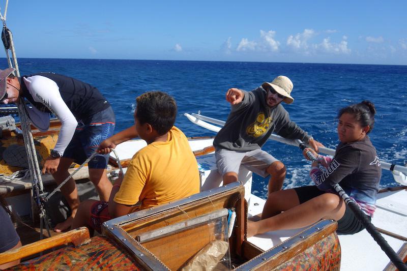 Les élèves d'une classe de 5ème ont travaillé toute l'année scolaire sur le thème L’art du mouvement, pirogue et peuplement. Le projet s'est terminé par une vraie navigation en mer. ©Lise Colchide