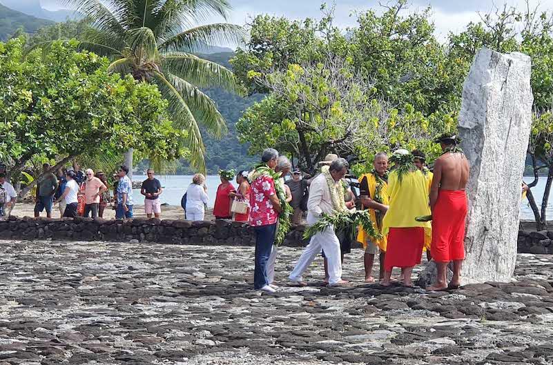 Des pierres benies venues de Hawaii, Tetiaroa et Aotearoa ont été déposées. Elles représentent l'engagement du Pays, du BCI, de la Polynesian Voyaging Society et de la Teti’aroa Society.