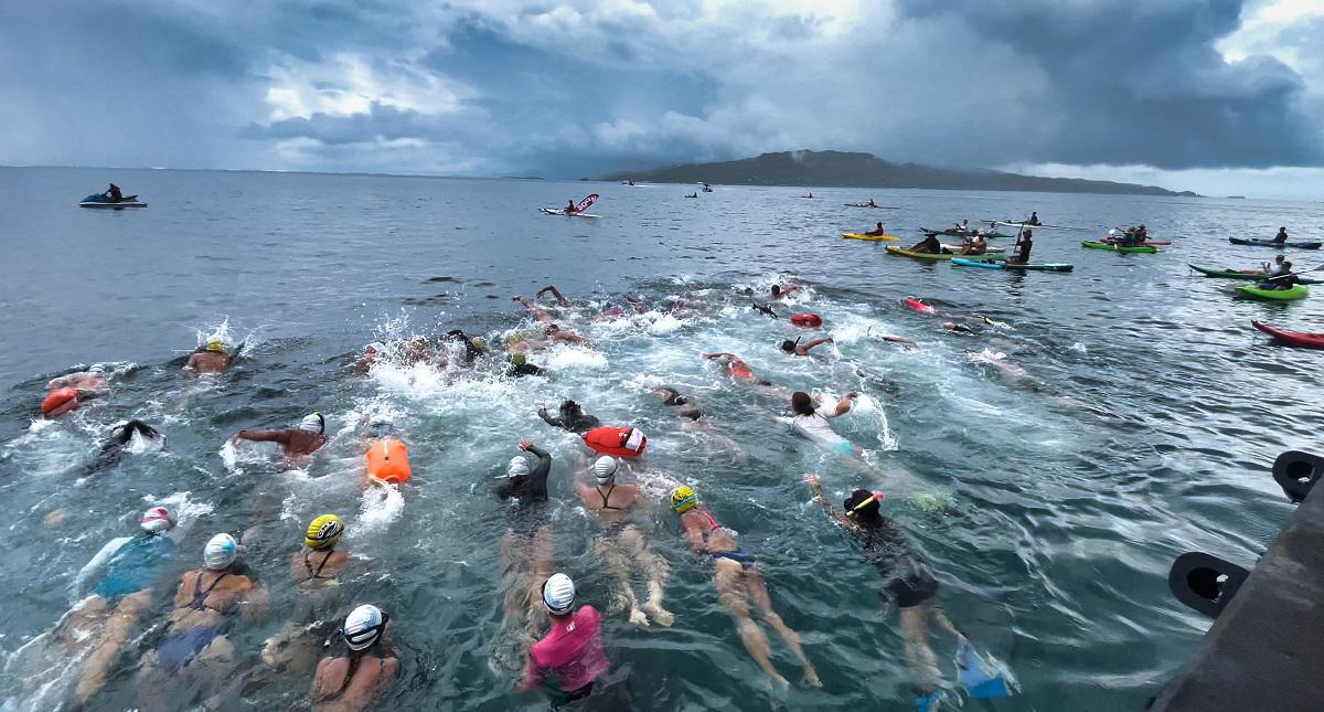 Soixante-dix nageurs se sont lancés du quai de Vaitoare pour les 5 km de course. (© FTN)