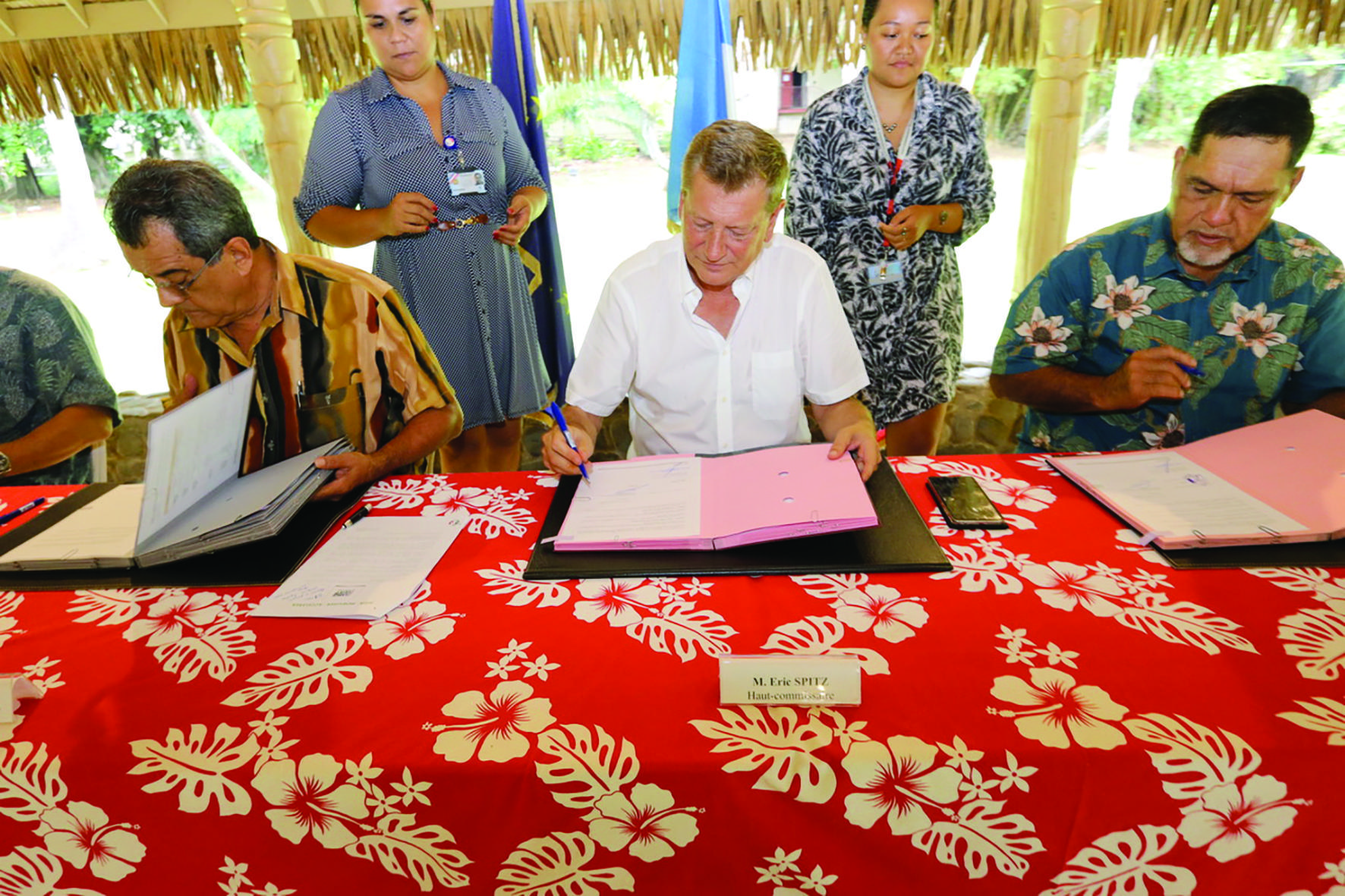 Édouard Fritch, Éric Spitz et Cyril Tetuanui lors de la signature de la convention. Crédit photo : haut-commissariat.