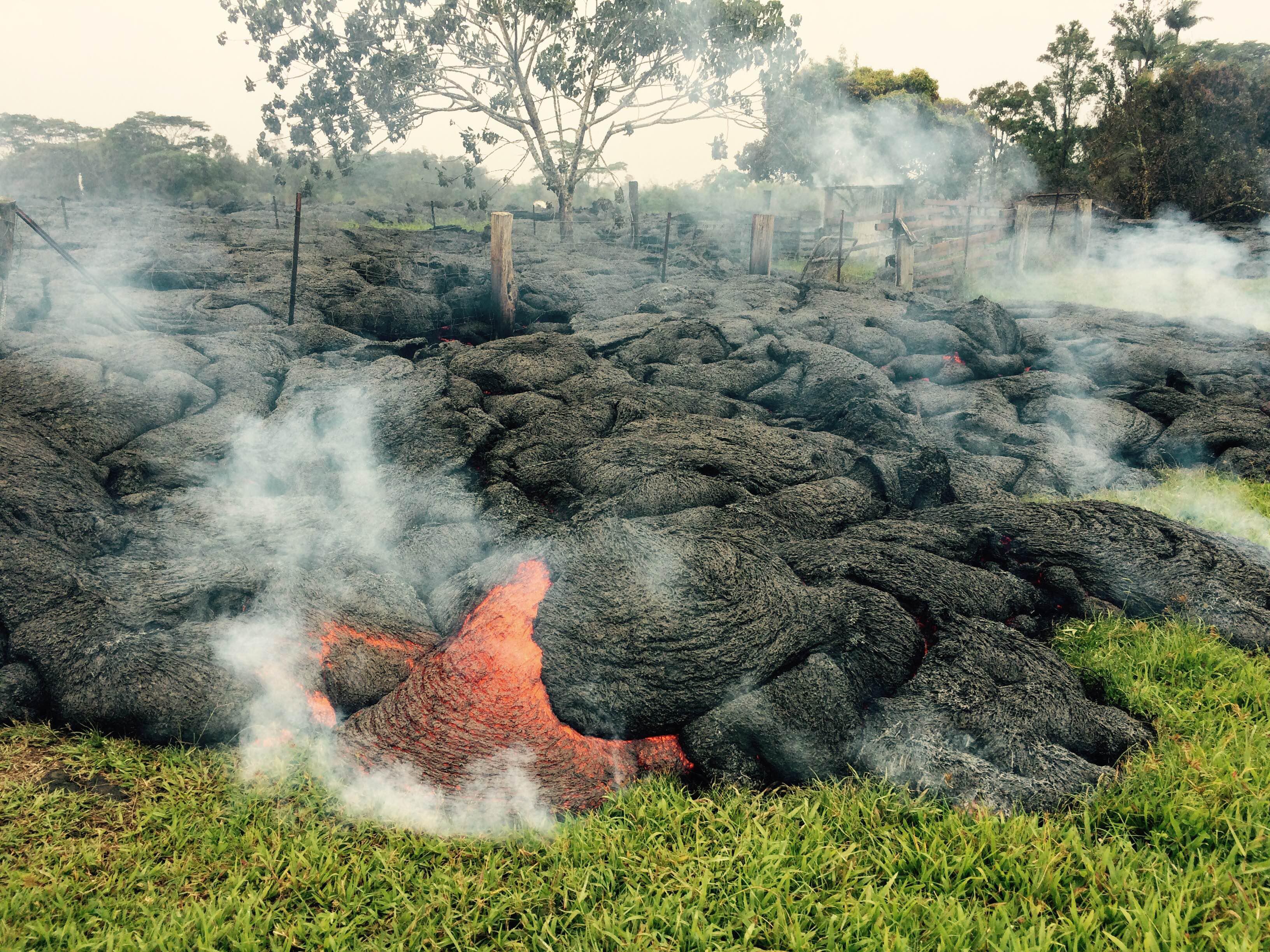 Volcan en éruption à Hawaï, la lave arrive tout près des habitations