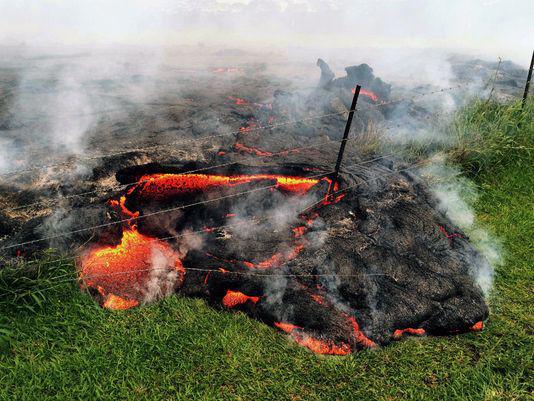 A Hawaï, la lave du volcan Kilauea atteint des habitations et menace une ville (vidéo)