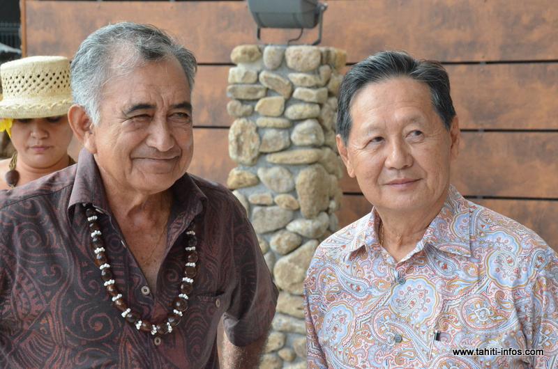 Oscar Temaru, maire de Faa'a et l'homme d'affaires Louis Wane, vendredi matin lors de la présentation du centre Pacific Plaza aux élus de la commune.