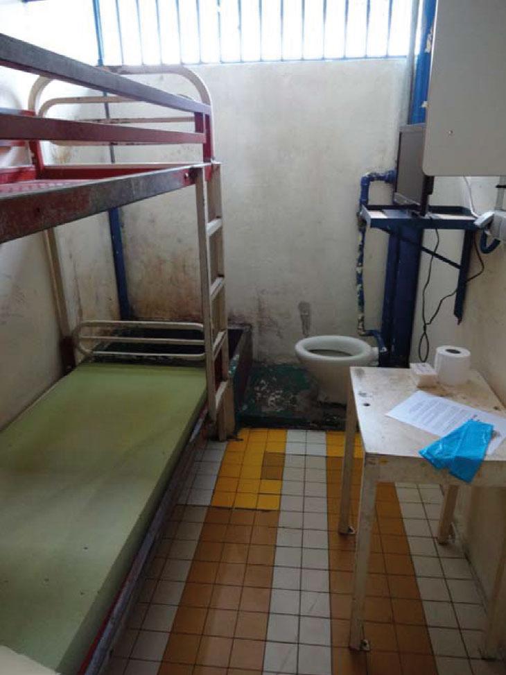 L'intérieur d'une cellule, avec le coin sanitaire au fond.