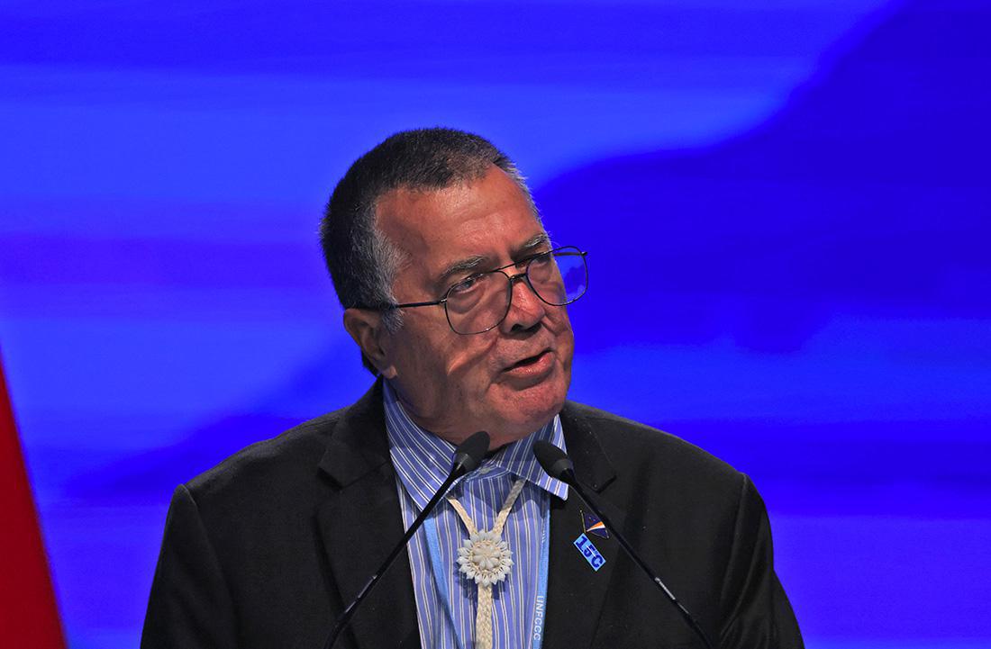 Le négociateur des Iles Marshall, John Silk, a décrit le texte comme "un canoé à la coque fragile et qui fuit, pleine de trous". Crédit AHMAD GHARABLI / AFP