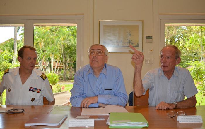 De gauche à droite : général Paul Fouilland, contrôleur général de l'armée en charge des travaux de rénovation de Telsite à Moruroa ; Bernard Dupraz, délégué à la sûreté nucléaire et à la radioprotection ; docteur Frédéric Poirrier, chef de département de suivi des centres d'expérimentation nucléaire de la direction générale de l'armement.