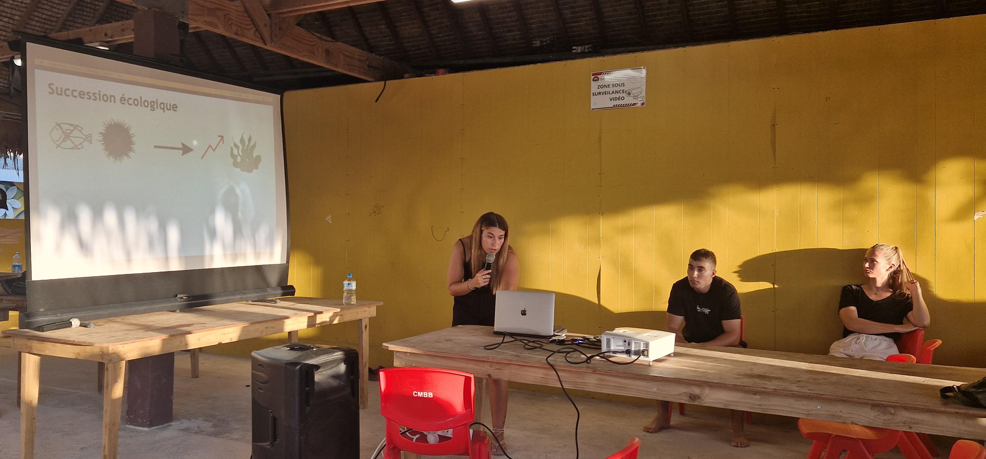 Stéphanie Krimou, Lana Minier et Théo Eychenne ont présenté au public les conclusions de leur étude sur les algues et la pollution sonore dans le lagon de Bora Bora. Crédit photo : Lucie Scarparo.