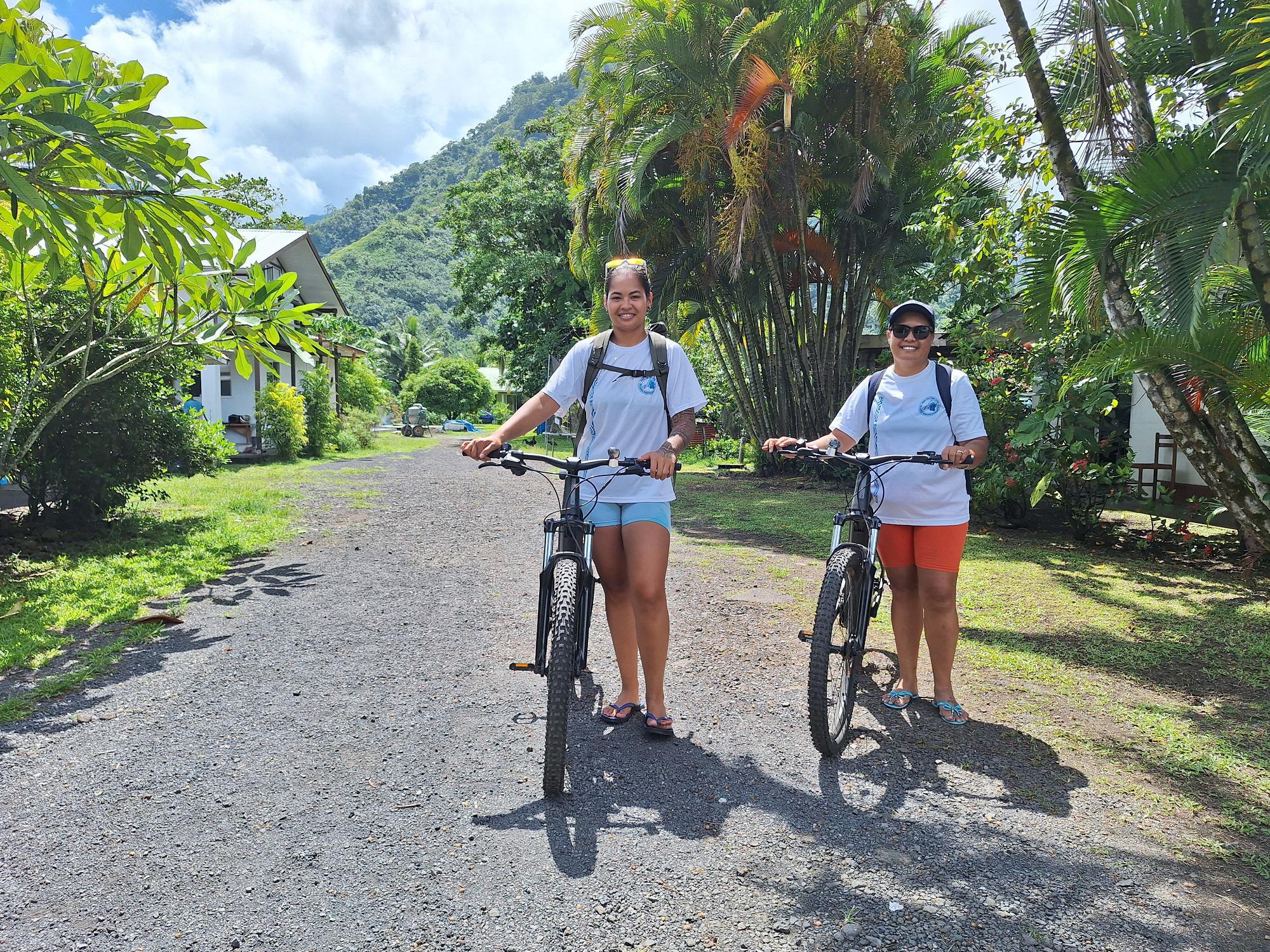 Raumauarii et Françoise interrogent les habitants de Teahupo’o sur l’avenir du domaine Rose (Crédit : Anne-Charlotte Lehartel).
