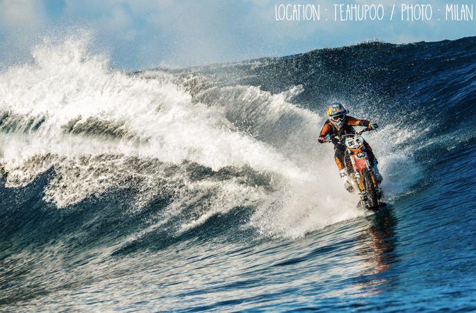 Robbie Maddison surfe Teahupo’o avec une motocross.