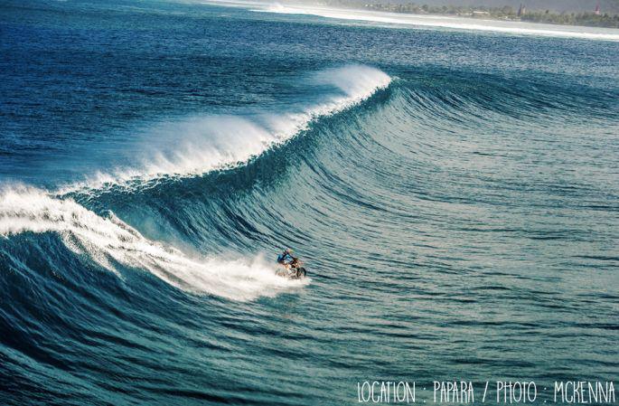 Robbie Maddison surfe Teahupo’o avec une motocross.