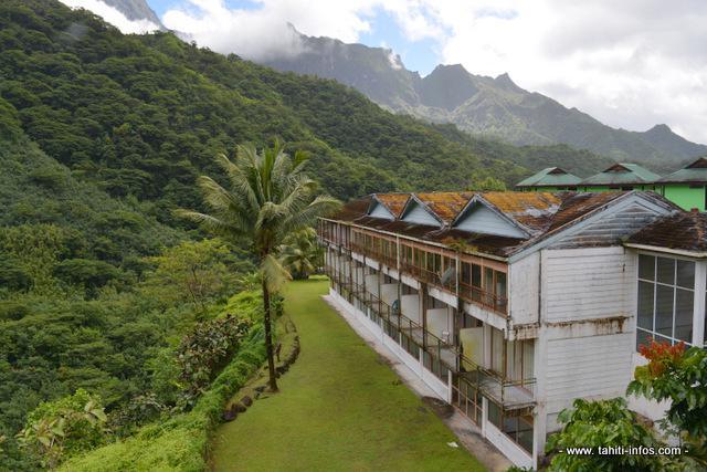 Le Relais de la Maroto avait été construit, à l'origine, comme résidence des ouvriers de Marama Nui travaillant à la mise en place des ouvrages hydroélectriques de la Papenoo (des travaux qui ont duré 10 ans). Mis en gérance depuis deux ans, l'établissement "vivote" dans son activité hôtelière et survit grâce à son activité de restauration pour les touristes en "safari" au cœur de l'île.