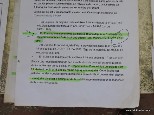 En faisant ses recherches, Amaru est tombé sur cet article stipulant que la majorité en 1885 était fixée à 21 ans. Pour lui, l'acte de vente entre son arrière-grand-mère et Tepano Jaussen est caduc.