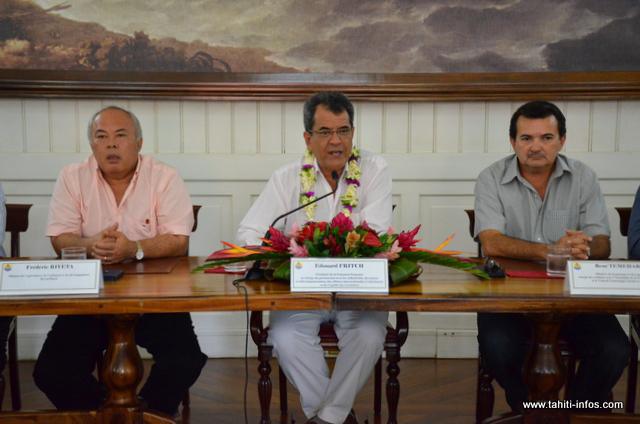 Le Président Edouard Fritch entouré des ministres démissionnaires Frédéric Riveta et René Temeharo, jeudi 8 octobre à la Présidence.