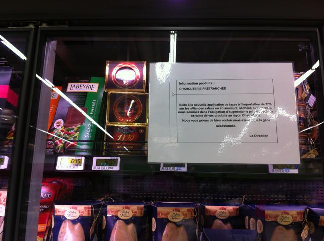 Les panneaux placardés sur les armoires réfrigérées d'une grande surface commerciale de Tahiti prévenaient les consommateurs.