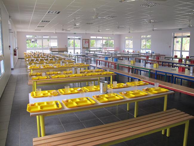 En 2013, la nouvelle cuisine centrale de Tubuai, construite dans le complexe scolaire de Mataura, ouvrait. Lors d'une visite sur place, le Syndicat pour la promotion des communes notait "le travail d’équipe réalisé entre la commune, l’équipe pédagogique, l’association des parents d’élèves et les services du Pays. Cette approche permet de proposer aux enfants de Tubuai un repas équilibré et gouteux, servi chaud, et ceci trois fois par semaine, malgré les difficultés économiques rencontrées" (Crédit photo SPC PF)