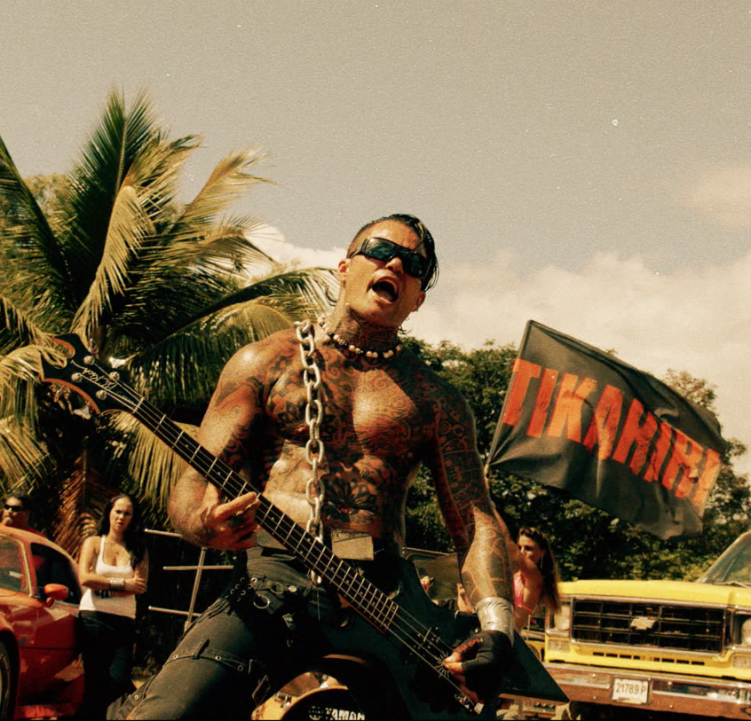 Tikahiri sort son nouveau clip avec des grosses cylindrées