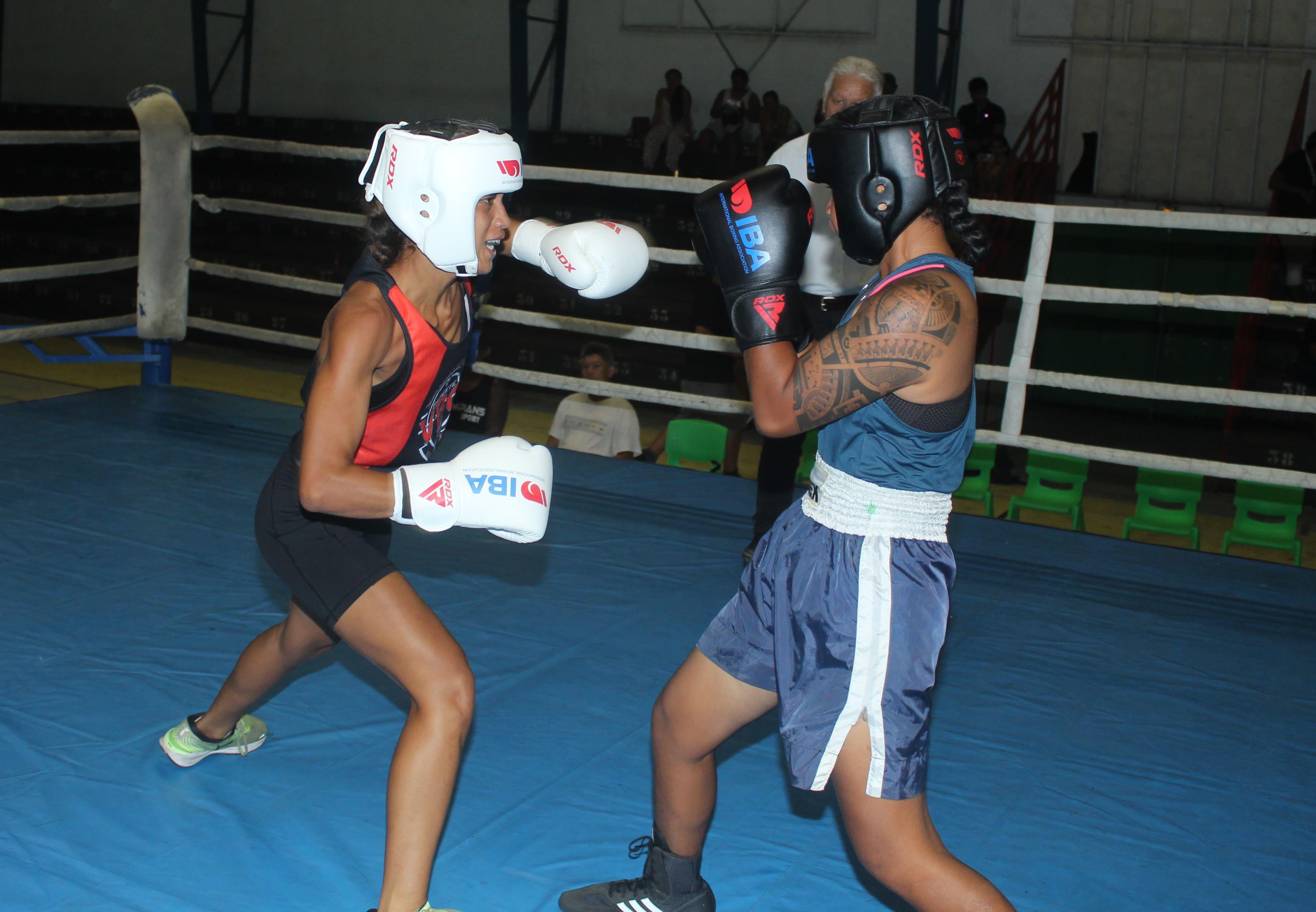 Grand espoir de la boxe féminine tahitienne, Jordane Teurua-Teissier (à gauche) a néanmoins concédé un match nul à Tehani Teuira.