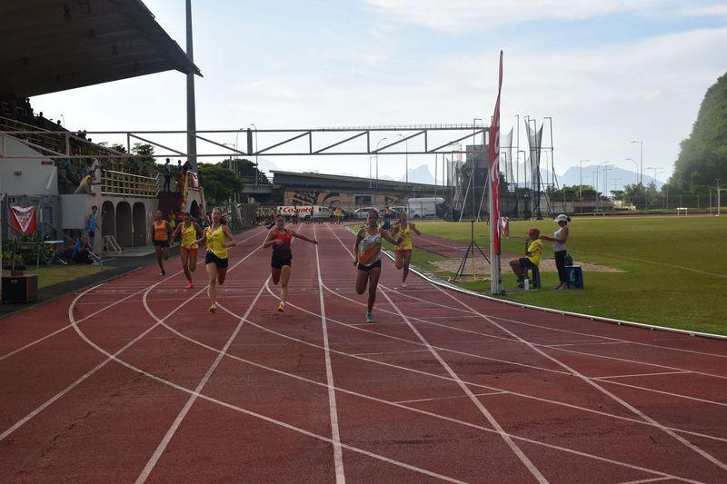 L’arrivée du 100 mètres féminin.