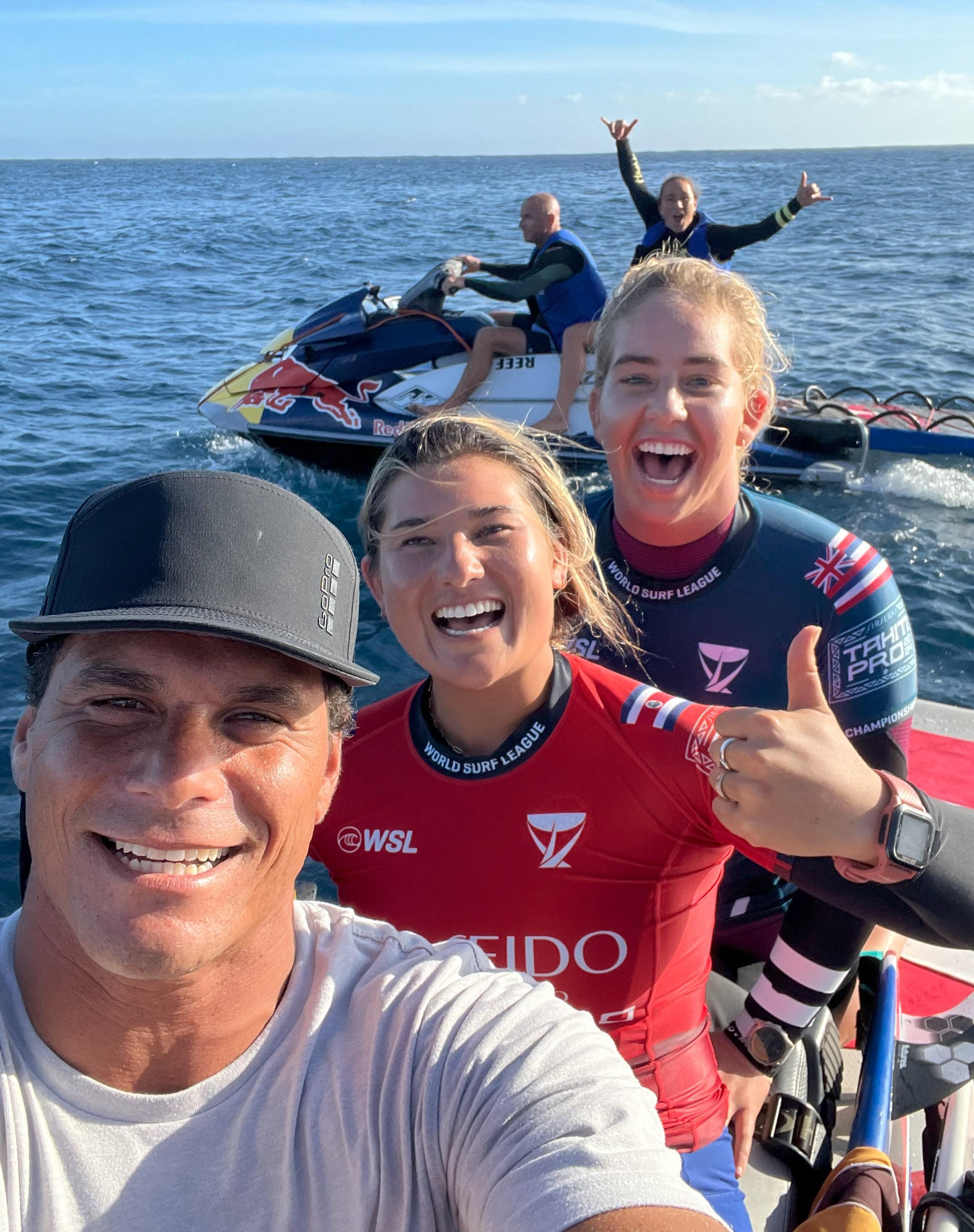 Tereva David lors de la Tahiti Pro avec Courtney Conlogue et Brisa Hennessy.