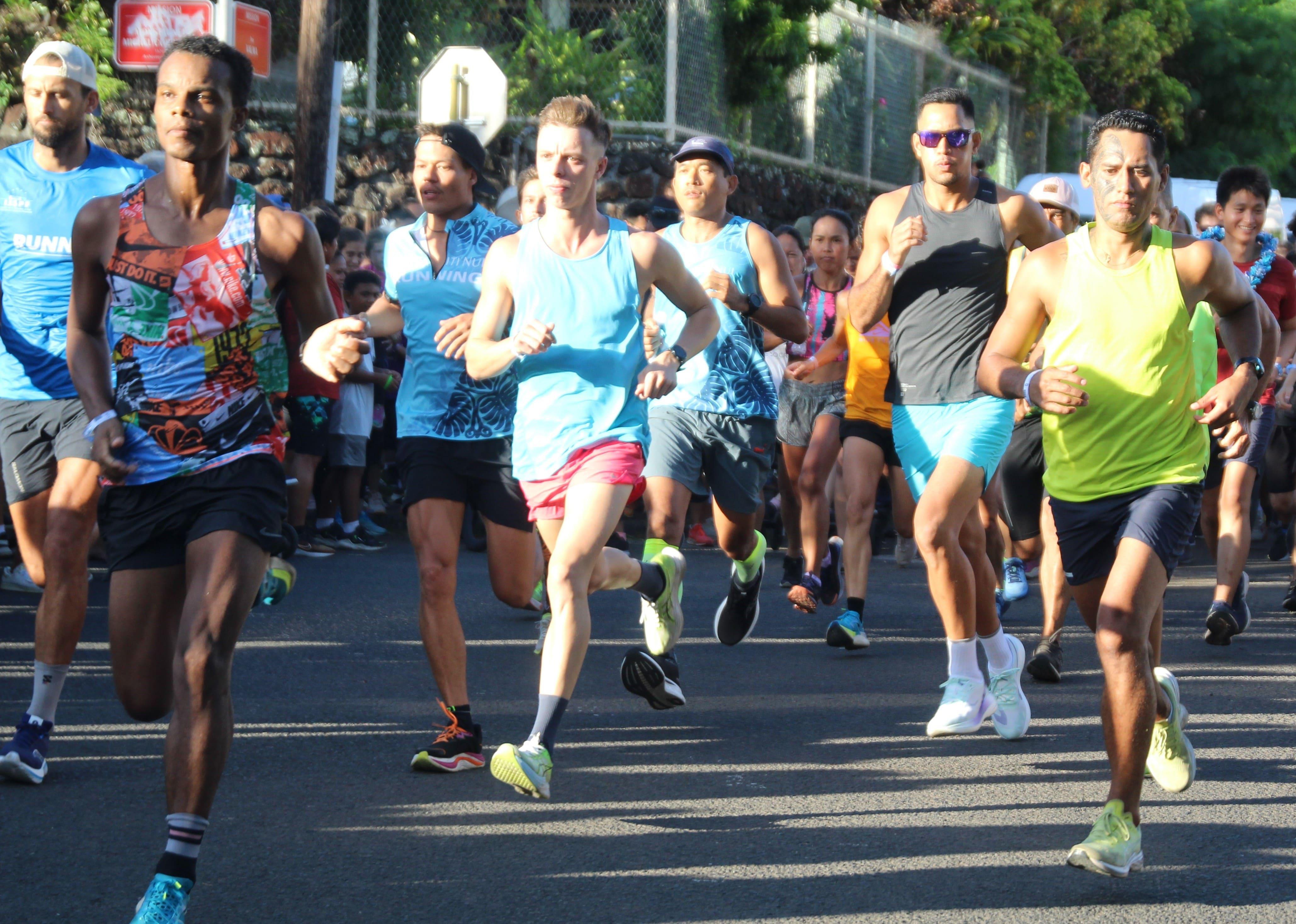 Forte participation sur la course Open de la Run Frat avec 320 engagés. Une course remportée par Fulbert Gara (à gauche avec le maillot bariolé).