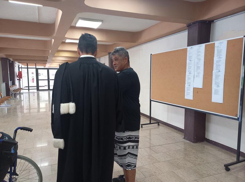 Ariimatatini Vairaaroa et son avocat, Me Thibault Millet à la sortie de l’audience de la cour d’appel.
