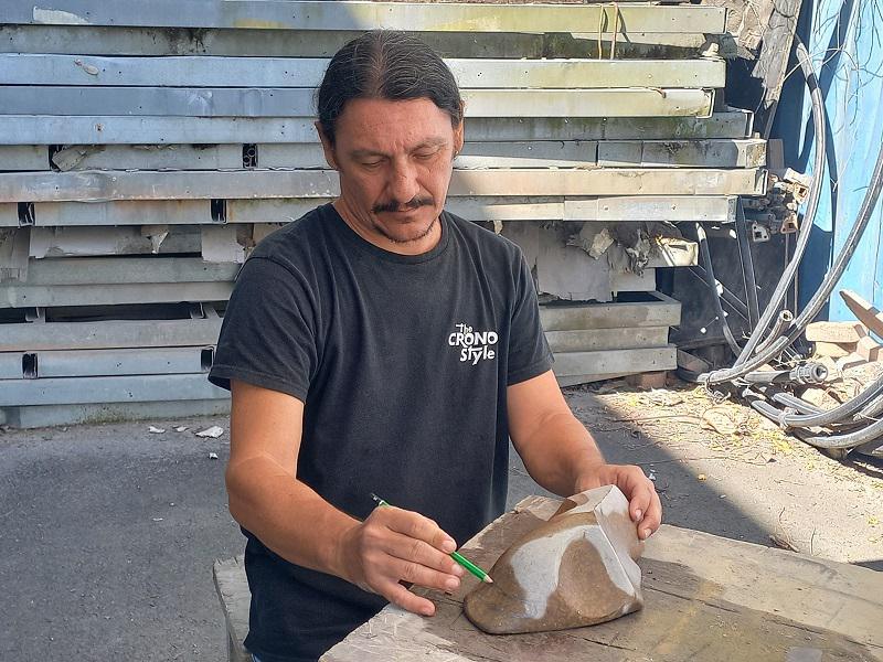 Jonathan Mencarelli dans son atelier au Hamani Lab à Tipaerui en train de finaliser sa quarantième œuvre.