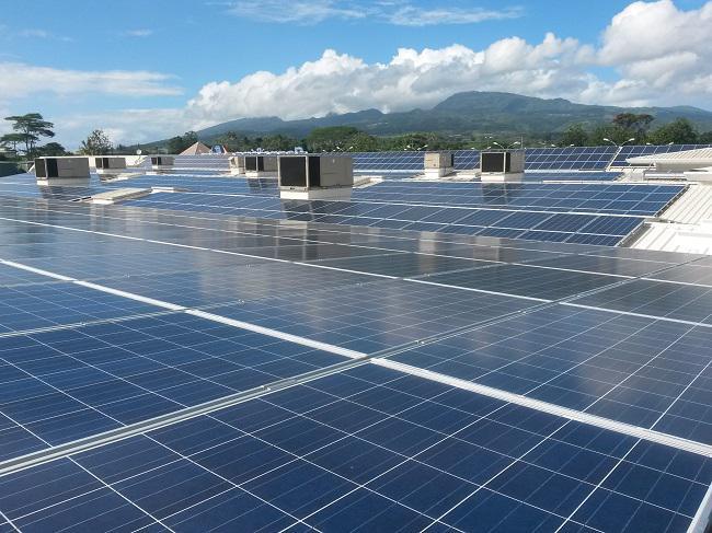 Sur le magasin Carrefour de Taravao, l'autorisation accordée pour l'installation d'une centrale solaire photovoltaïque sur la toiture du centre commercial Maeva a été accordée en février 2013. Cette autorisation vient d'être prorogée pour une année mais la puissance autorisée est réduite à 253 kWc.