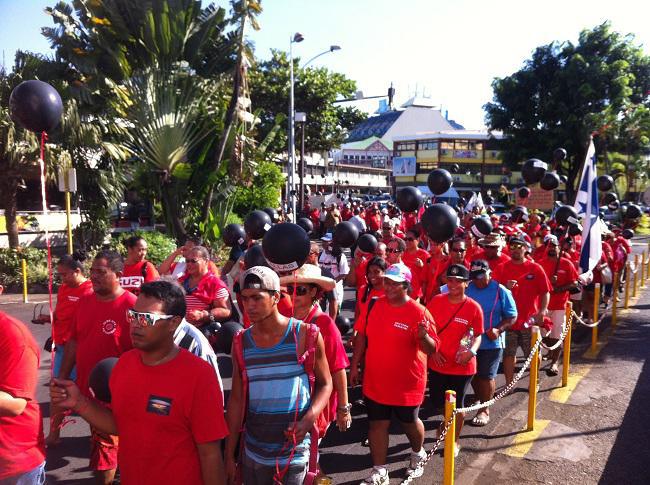 Le cortège de la manifestation parti du mémorial du 2 juillet 1966 a traversé le centre ville de Papeete ce mardi matin.