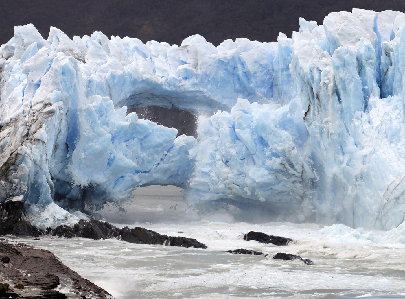 Spectaculaire rupture d'une arche de glace en Patagonie