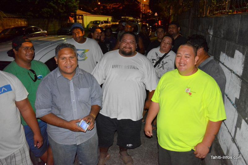 Jean Maitai (devant à gauche) et Erweis Manutahei (devant à droite), membres de l'une des associations représentées jeudi soir pour la création du mouvement des propriétaires de Car Audio.