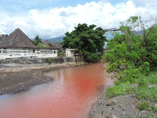 Une pollution rouge à la Tipaerui