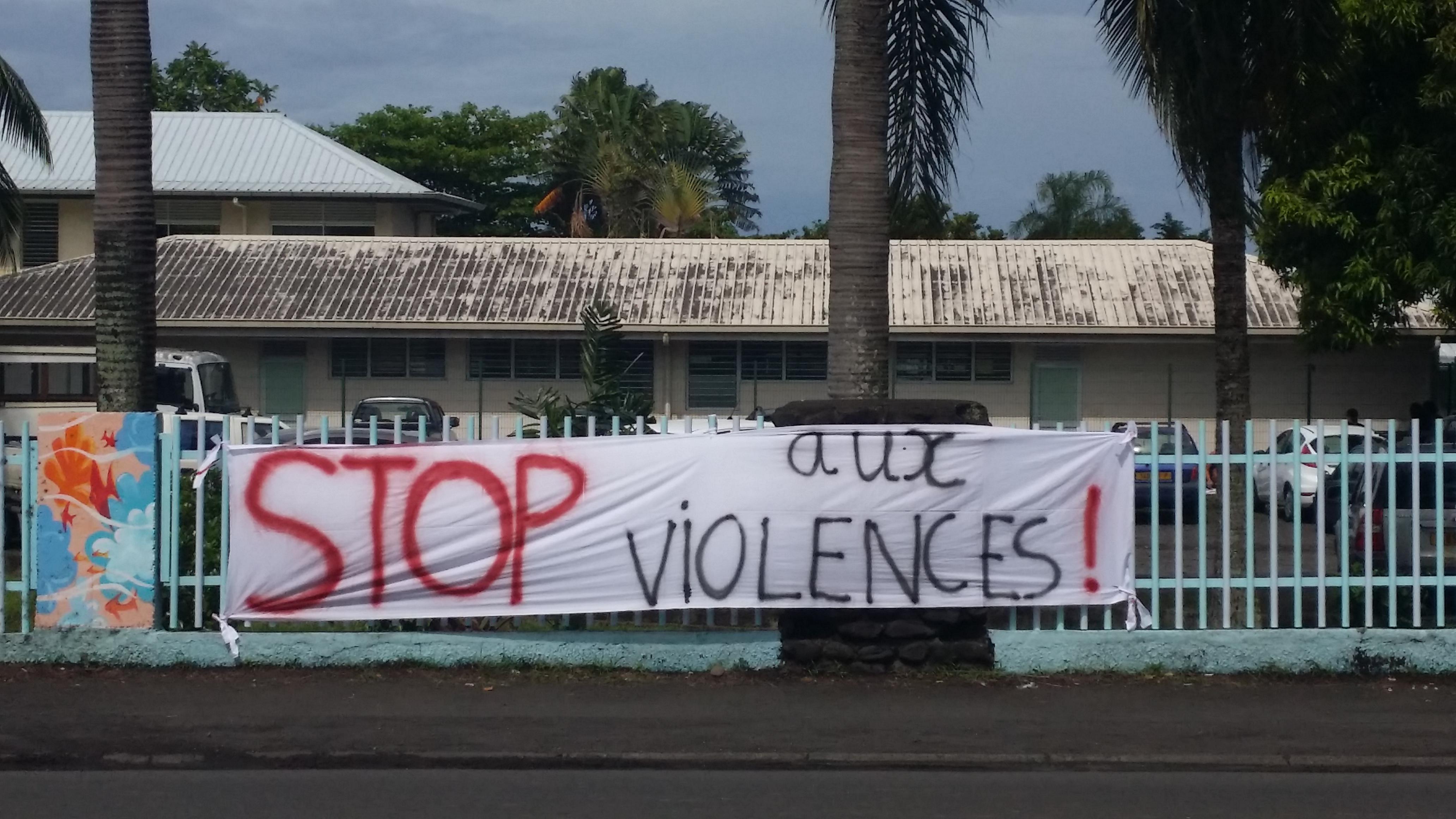 Des banderoles ont été affichées sur la barrière du collège