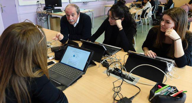 Les élèves de Première ES lors d'une "classe inversée" à Metz JEAN-CHRISTOPHE VERHAEGEN / AFP