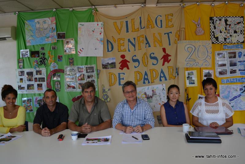 De gauche à droite : Ambre Baker, chargée de communication ; Xavier Le Goff, directeur du village d'enfants SOS de Papara ; François Coudert, membre du conseil d'administration et trésorier ; Georges Siu, président de l'association ; Alice Méret, membre du conseil d'administration et Ingrid Hart, chargée administrative et financière.