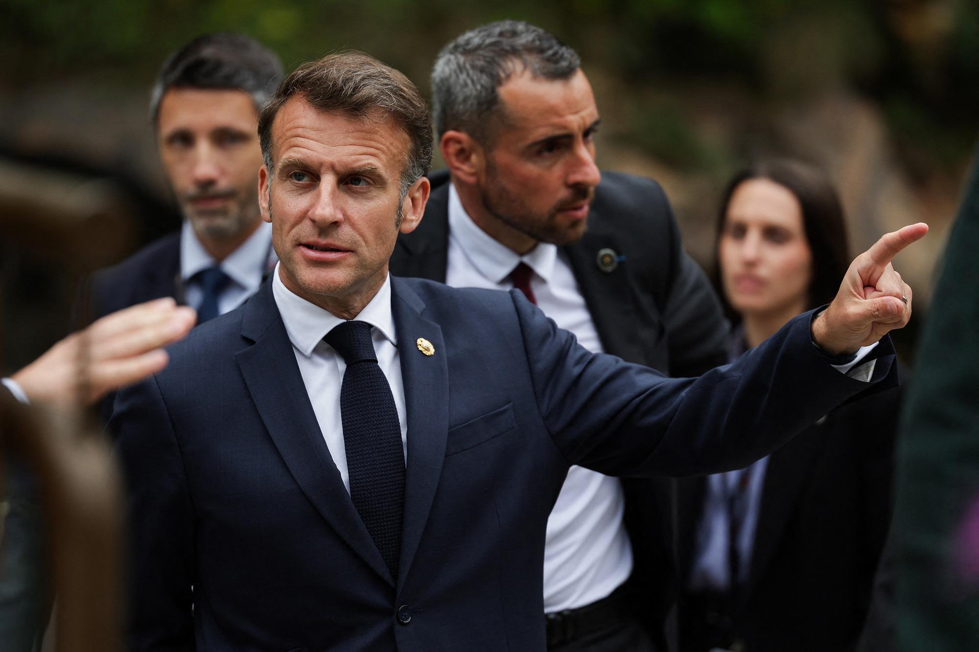 Macron épingle les "mabouls" qui veulent "se fâcher avec l'Algérie",  Retailleau réplique