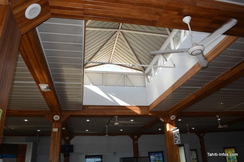 Ce puit de lumière hébergeait deux bouches d'aération métalliques de forme triangulaire. L'une d'elles s'est effondrée ce lundi sur cinq passagers.