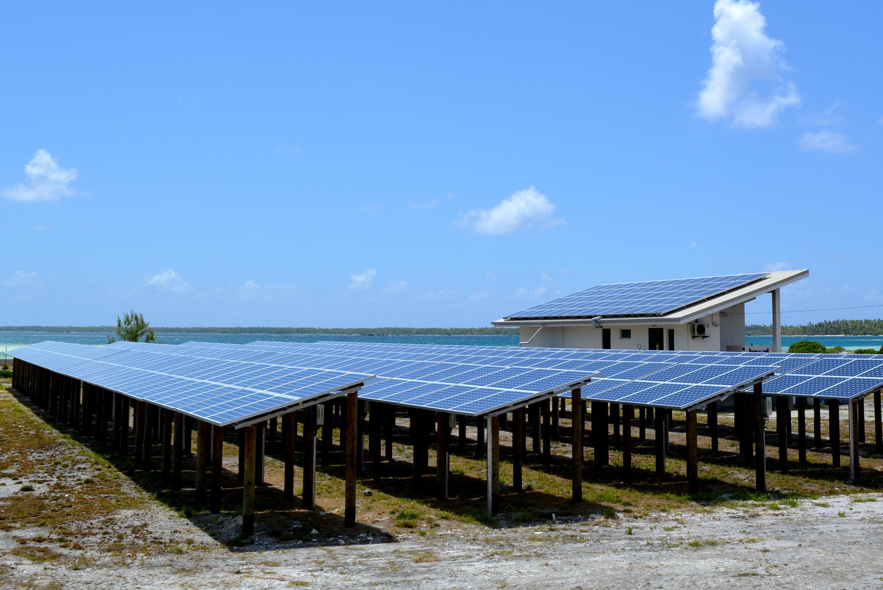 Des nouvelles centrales hybrides dans huit atolls ou îles des archipels éloignés