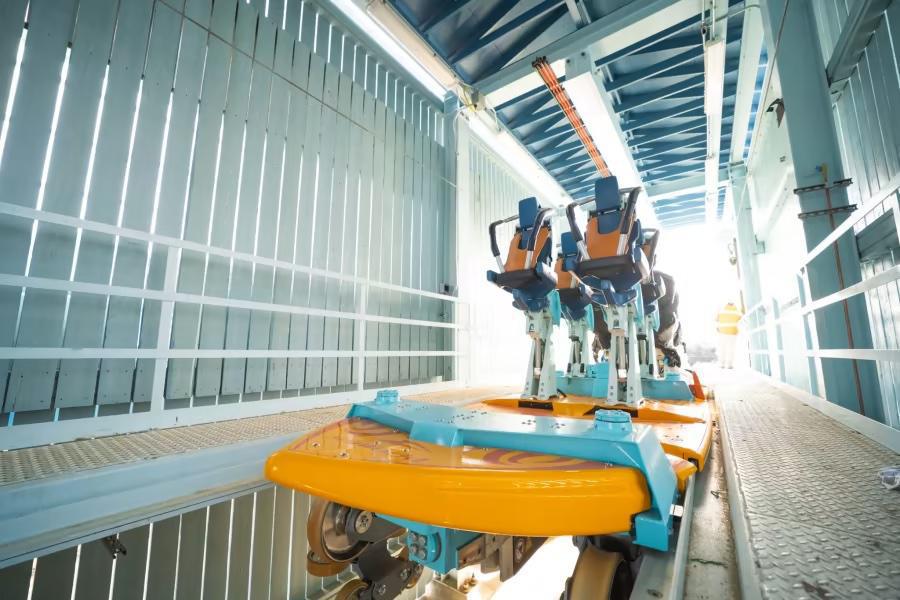 SeaWorld: Die Surfbrettfahrzeuge des Pipeline Coaster erreichen die Baustelle SeaWorld: Die Surfbrettfahrzeuge des Pipeline Coaster erreichen die Baustelle