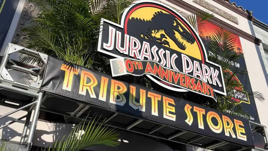 Das Universal Orlando Resort feiert den 30. Jahrestag des legendären Films Jurassic Park mit besonderen Themenpark-Erlebnissen Das Universal Orlando Resort feiert den 30. Jahrestag des legendären Films Jurassic Park mit besonderen Themenpark-Erlebnissen